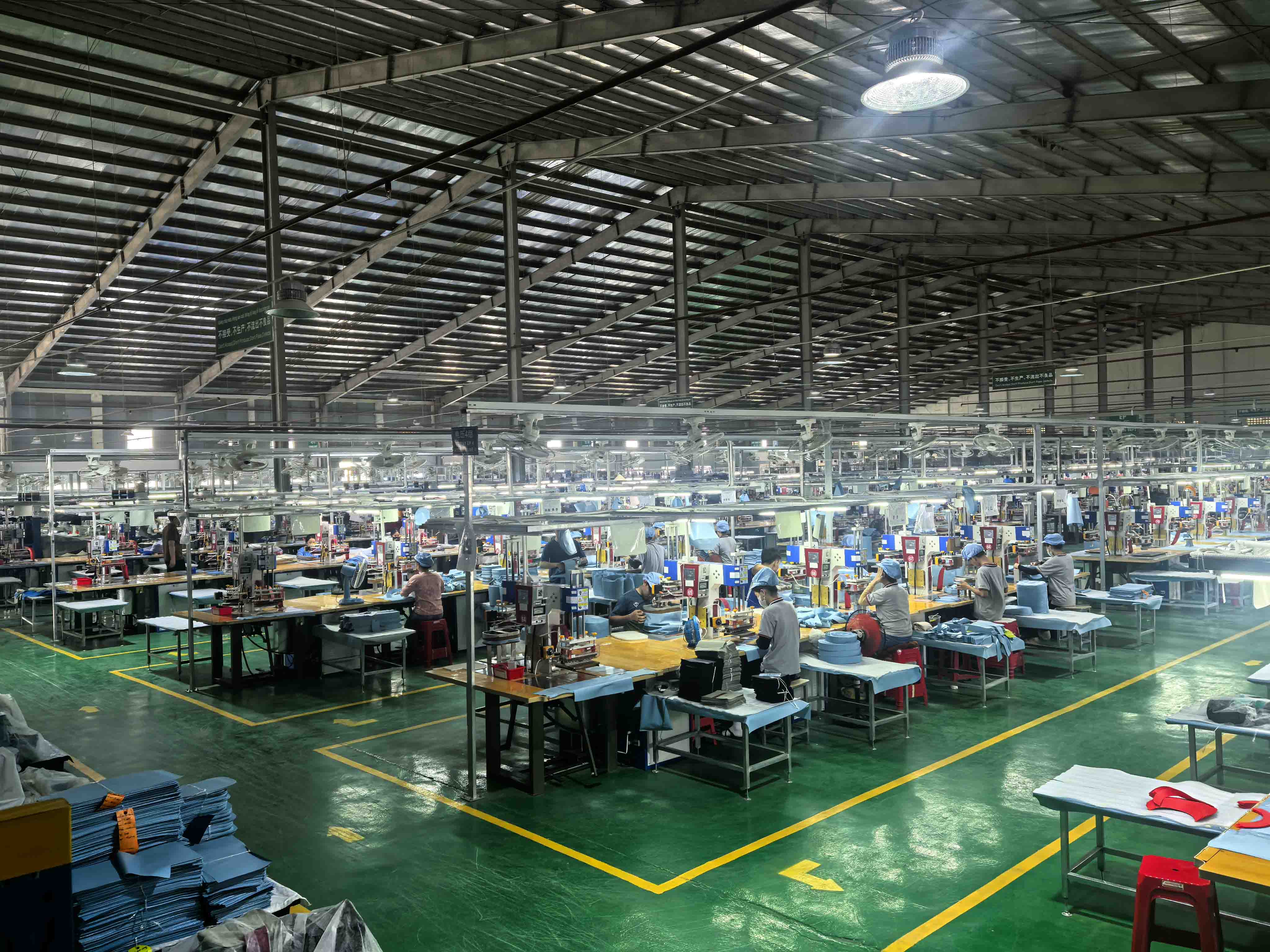 Fábrica de enfriadores blandos de Vietnam: línea de producción de Sealock en la ciudad de Ho Chi Minh